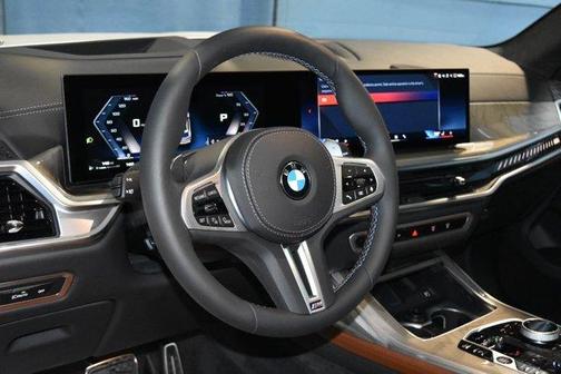 Mineral White Metallic 2025 BMW X7 M60i