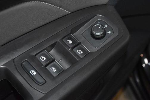 Deep Black Pearl Effect 2023 Volkswagen Atlas 3.6L SE w/Technology