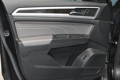 Deep Black Pearl Effect 2023 Volkswagen Atlas 3.6L SE w/Technology