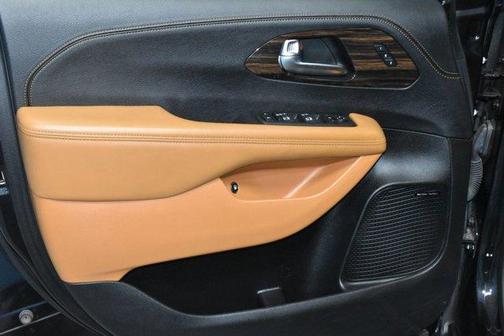 Brilliant Black Crystal Pearlcoat 2023 Chrysler Pacifica Hybrid Pinnacle