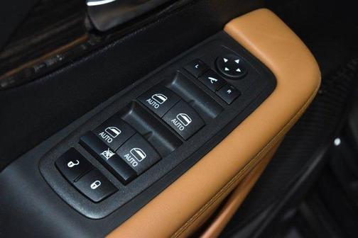 Brilliant Black Crystal Pearlcoat 2023 Chrysler Pacifica Hybrid Pinnacle