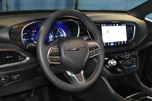 Brilliant Black Crystal Pearlcoat 2023 Chrysler Pacifica Hybrid Pinnacle
