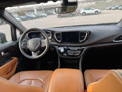 Brilliant Black Crystal Pearlcoat 2023 Chrysler Pacifica Hybrid Pinnacle