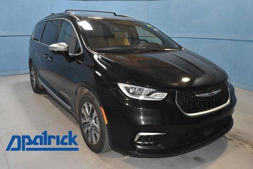 Brilliant Black Crystal Pearlcoat 2023 Chrysler Pacifica Hybrid Pinnacle