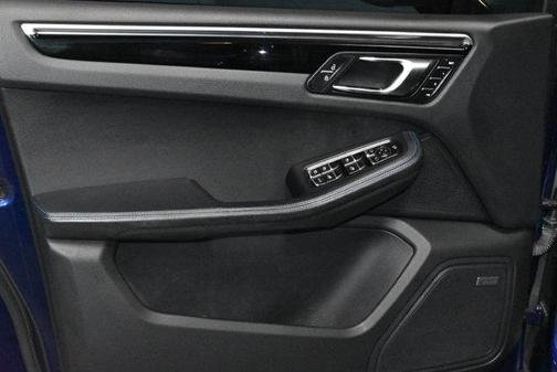 Gentian Blue Metallic 2022 Porsche Macan Base