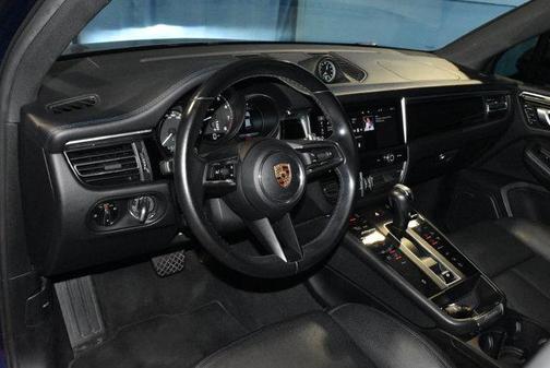Gentian Blue Metallic 2022 Porsche Macan Base