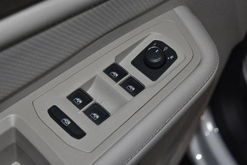 Opal White Pearl 2026 Volkswagen Atlas 2.0T SE