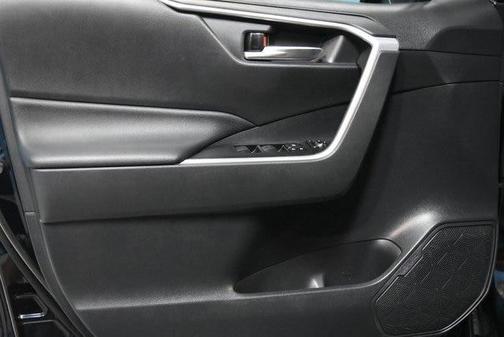 Photo 4 of 24 of 2019 Toyota RAV4 XLE