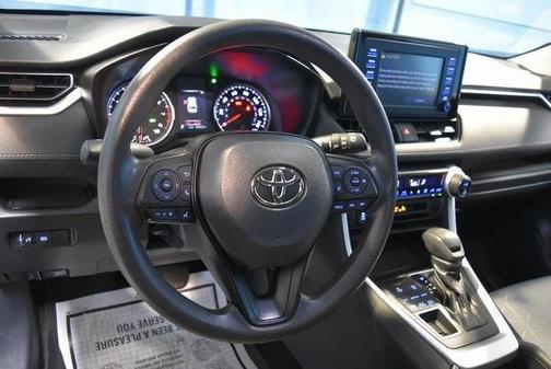 Photo 2 of 24 of 2019 Toyota RAV4 XLE