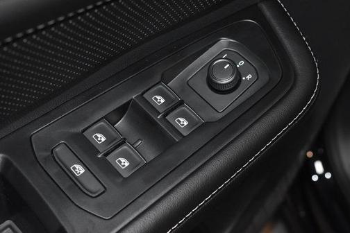 Deep Black Pearl Effect 2026 Volkswagen Atlas Cross Sport 2.0T SE W/TECHNOLOGY