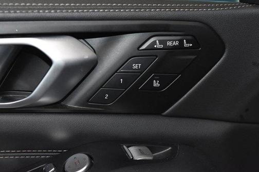 Mineral White Metallic 2024 BMW X7 xDrive40i