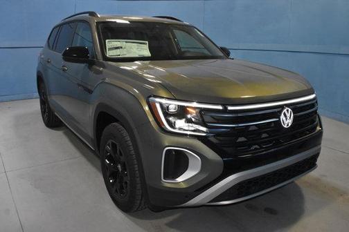 Avocado Green Pearl 2026 Volkswagen Atlas 2.0T Peak Edition