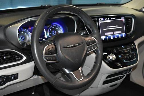 2022 Chrysler Pacifica Touring-L