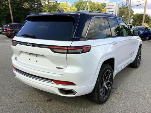 2022 Jeep Grand Cherokee Summit