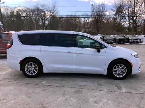 2024 Chrysler Pacifica Touring-L