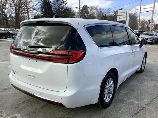 2024 Chrysler Pacifica Touring-L