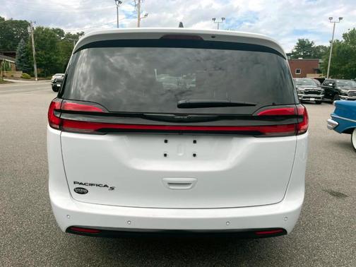 2024 Chrysler Pacifica Touring-L