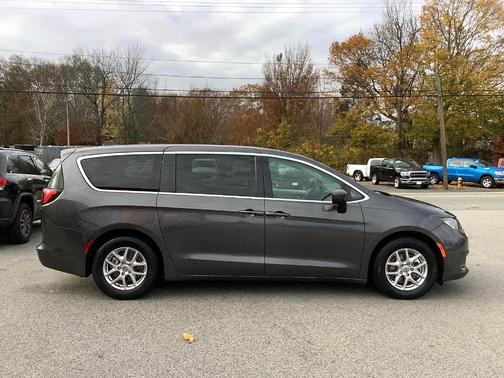 2023 Chrysler Voyager LX