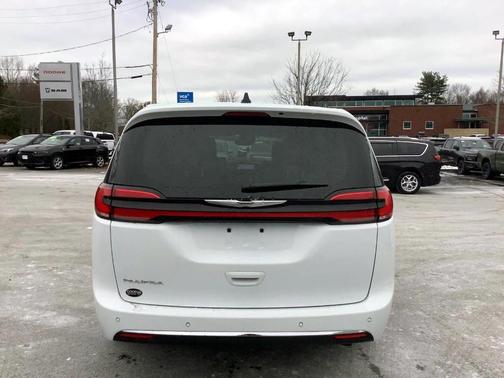 2024 Chrysler Pacifica Touring-L
