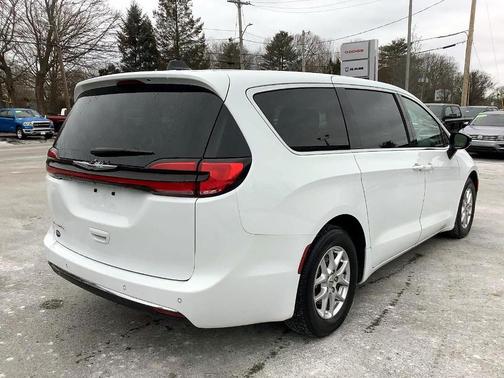 2024 Chrysler Pacifica Touring-L