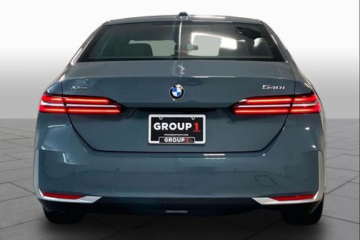 Cape York Green Metallic 2025 BMW 540 xDrive