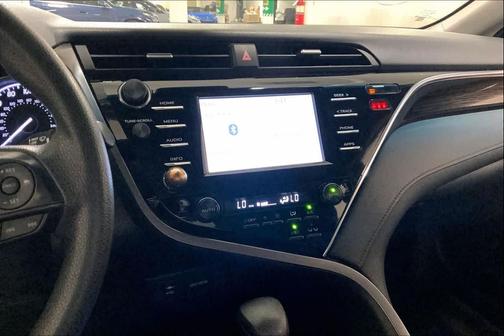 Super White 2018 Toyota Camry Hybrid LE