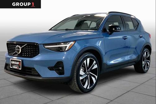 2023 Volvo XC40 B5 Ultimate Dark Theme