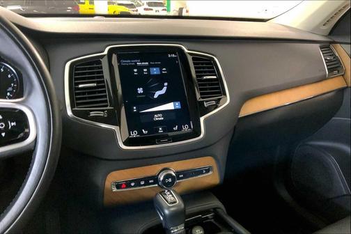 2021 Volvo XC90 T6 Momentum