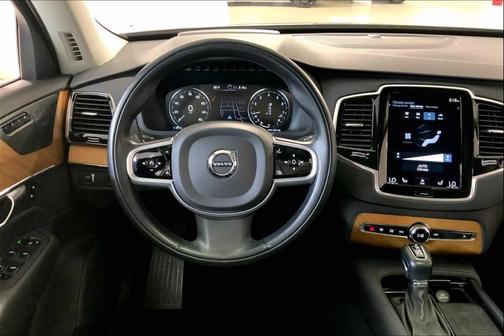 2021 Volvo XC90 T6 Momentum