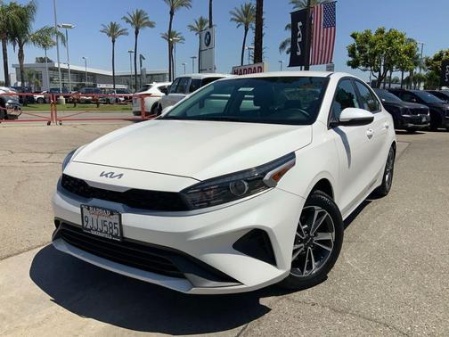 Snow White Pearl 2024 Kia Forte LXS
