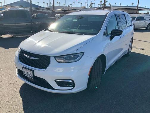 Bright White Clearcoat 2024 Chrysler Pacifica Touring-L