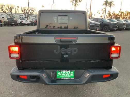 2022 Jeep Gladiator Sport