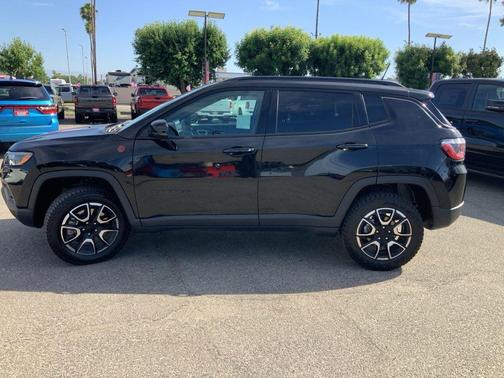 Diamond Black 2024 Jeep Compass Trailhawk