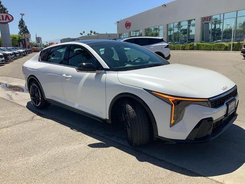 Snow White Pearl 2025 Kia K4 GT-Line