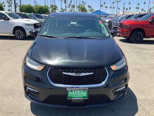 Brilliant Black Crystal Pearlcoat 2023 Chrysler Pacifica Touring-L
