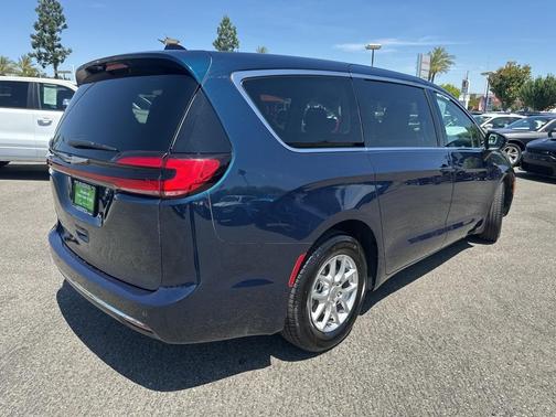 2023 Chrysler Pacifica Touring-L