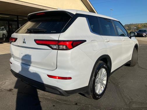 2023 Mitsubishi Outlander ES S-AWC