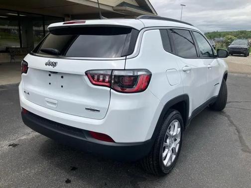 White 2024 Jeep Compass Latitude Lux