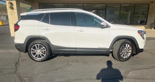 White 2024 GMC Terrain SLT