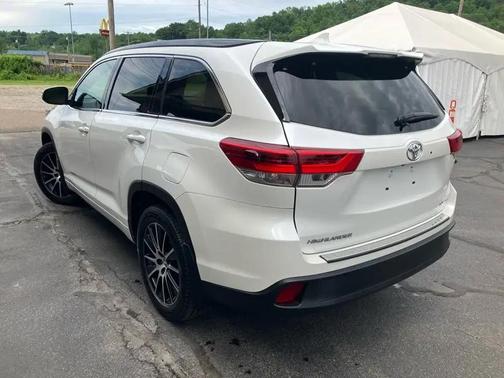 White 2017 Toyota Highlander XLE