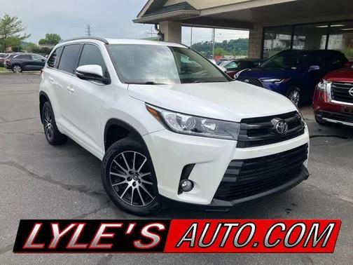 White 2017 Toyota Highlander XLE