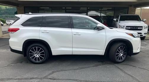 White 2017 Toyota Highlander XLE
