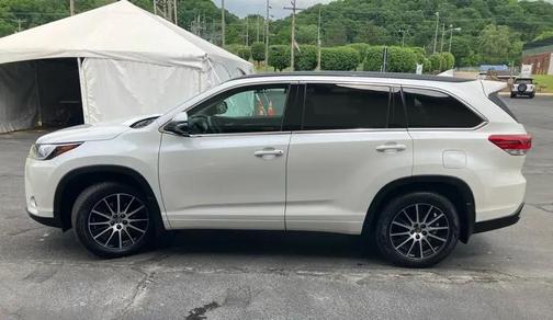 White 2017 Toyota Highlander XLE