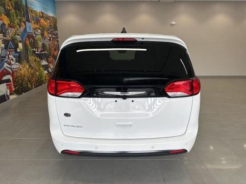 2025 Chrysler Voyager LX