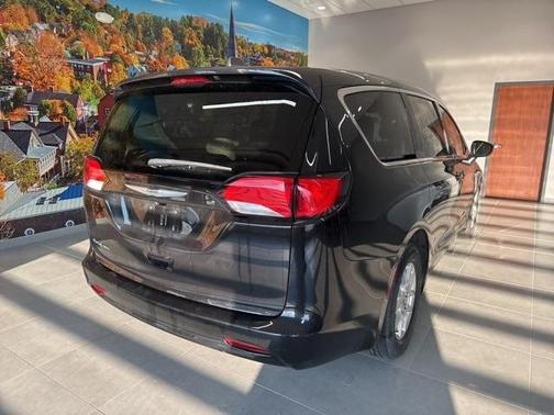 2022 Chrysler Voyager LX