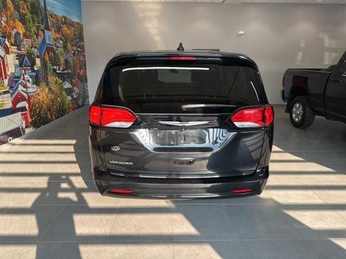 2022 Chrysler Voyager LX