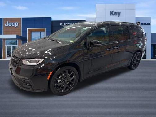 Diamond Black 2026 Chrysler Pacifica Select