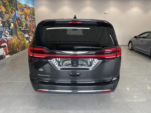 2023 Chrysler Pacifica Touring-L