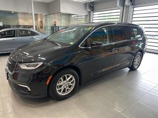 2023 Chrysler Pacifica Touring-L