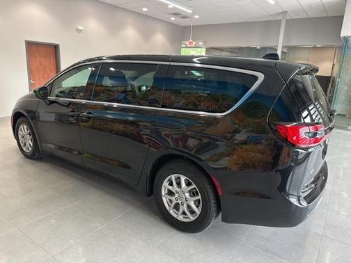 2023 Chrysler Pacifica Touring-L